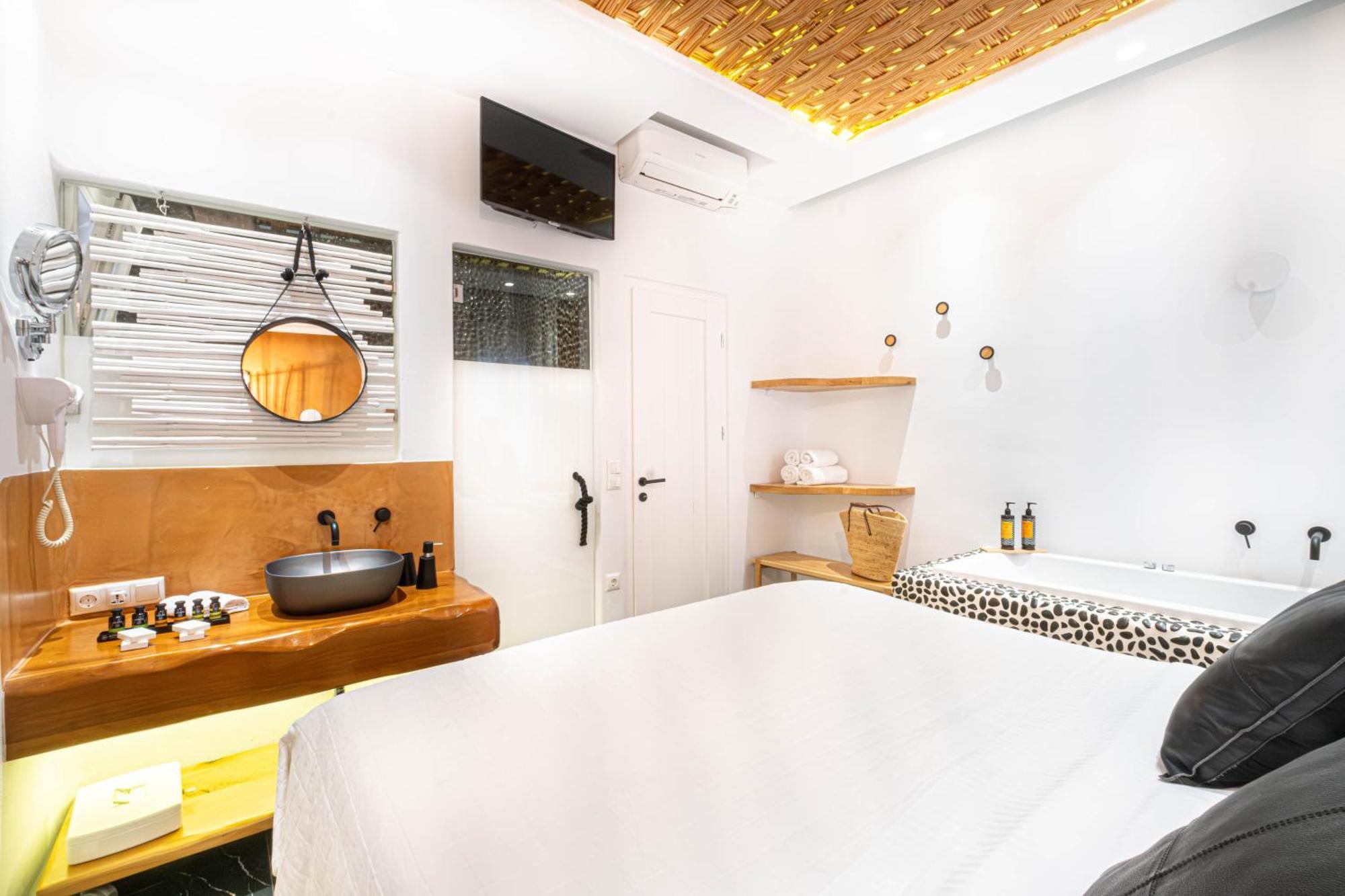 Kyma & Helios Deluxe With Hot Tub At Amazeu Naxos Naxos City